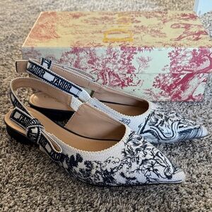 Beautiful Canvas Fabric blue and cream Slingback Flats in toile pattern size 40